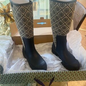 NWT - New Tory Burch Navy and Cream Monogrammed Women's Winter & Rain Boots